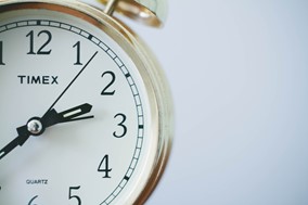Αλλαγή ώρας: Τρία μυστικά για να μη φέρει τα πάνω-κάτω στο βιολογικό μας ρολόι